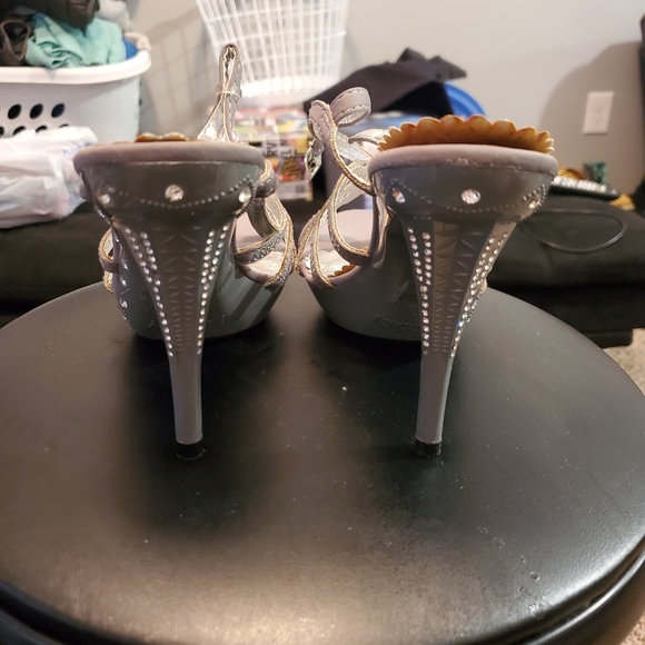 Heels - Picture 3 of 3